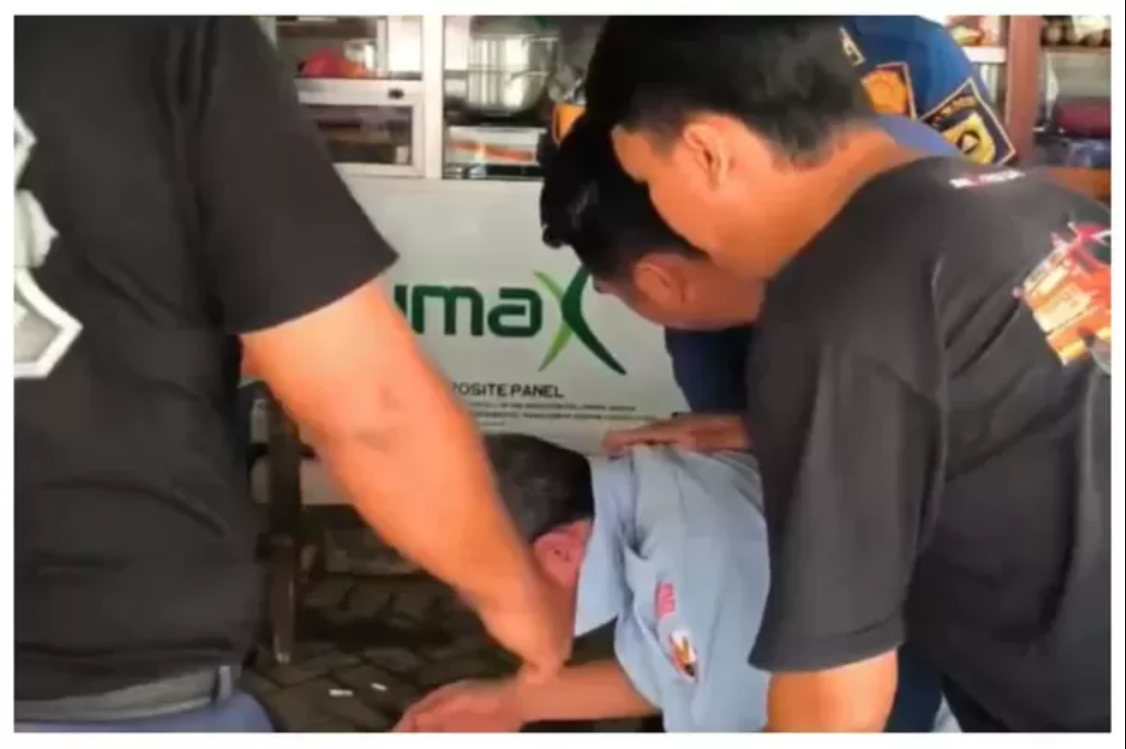 Momen Damkar Bantu Pria di Bogor Tersedak saat Makan Bakso: Aksi Cepat dan Berani